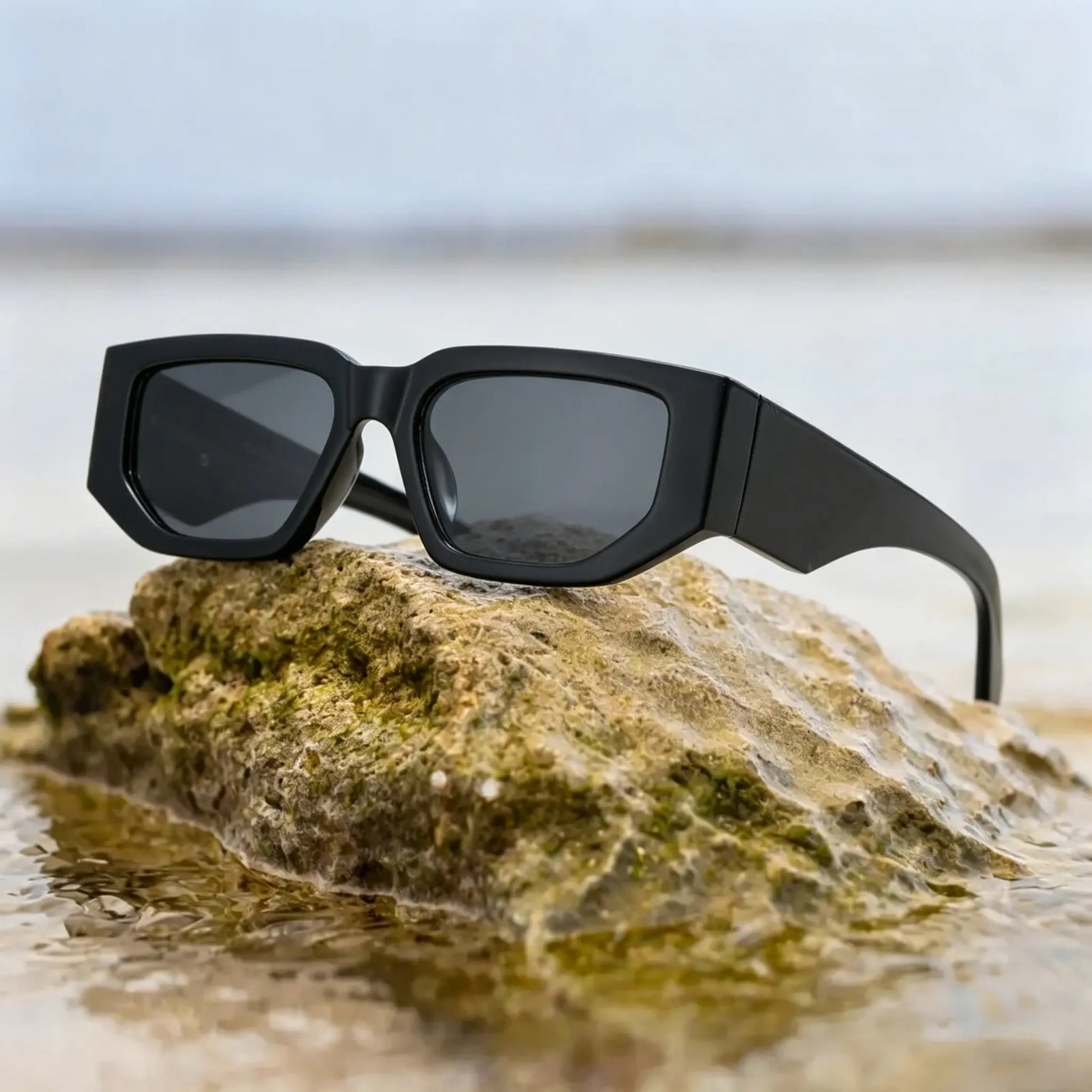 【{With Letters}】Fashion Retro Square Sunglasses for Men Women Classic Trendy Square Frame Shades UV400 Protection Sun Glasses Super Popular for All